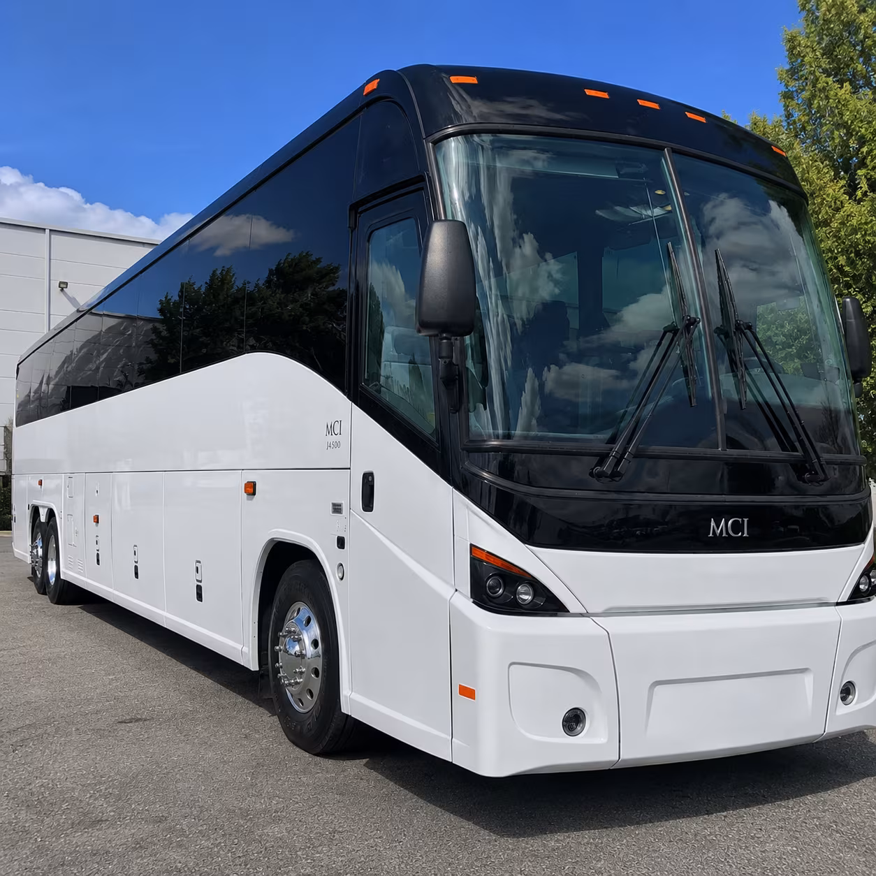 daily commuter shuttle buses along the us 101 corridor