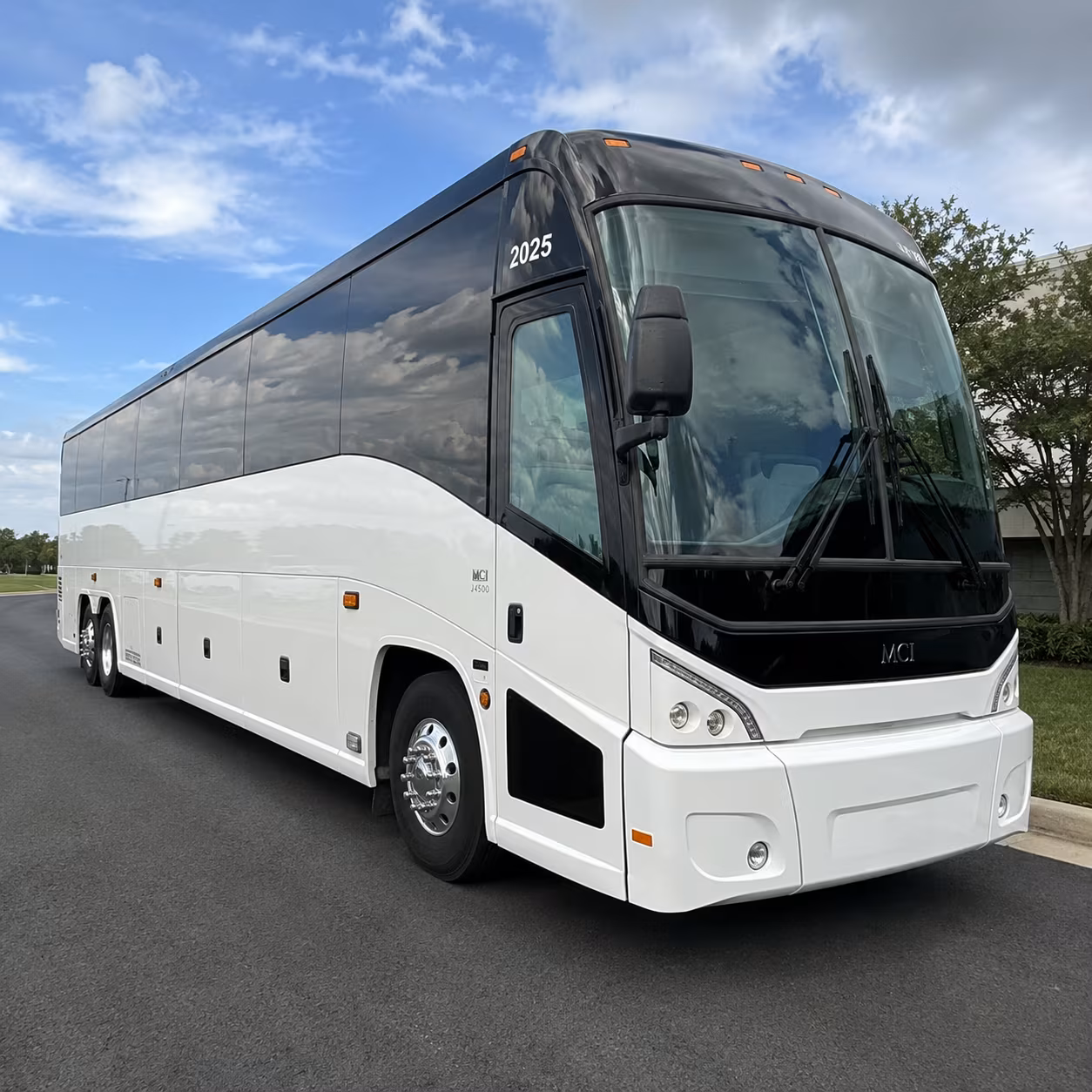 full size charter buses for los angeles day trips from camarillo